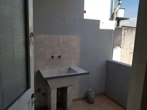 ALQUILER 3 AMBINETES CON PATIO Y TERRAZA!