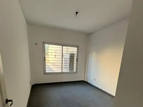 Alquiler departamento 2 ambientes con cochera y patio