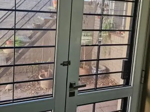 CASA CON PILETA EN HERMOSO BARRIO