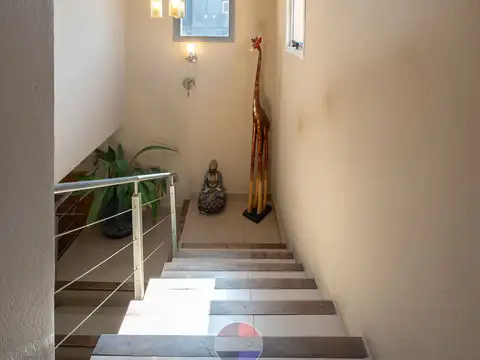 Casa 8 ambientes con 4 baños