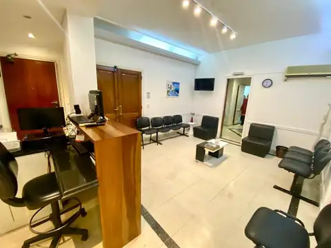 Junín y Av. Las Heras.  PB. 5 Ambientes. Apto profesional.