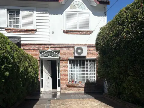 Excelente Duplex 5 Amb con Jardín y Piscina. Doble Coch. Impecable. B° Malvinas.