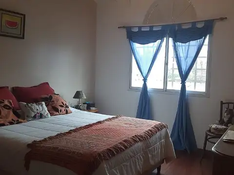 Excelente Duplex 5 Amb con Jardín y Piscina. Doble Coch. Impecable. B° Malvinas.