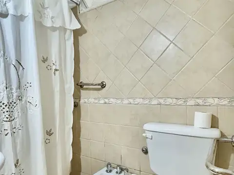 Casa 6 ambientes con 2 baños