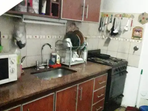 MUY BUENA VIVIENDA TIPO PH AL FONDO. POSEE 2 DORMITORIOS.