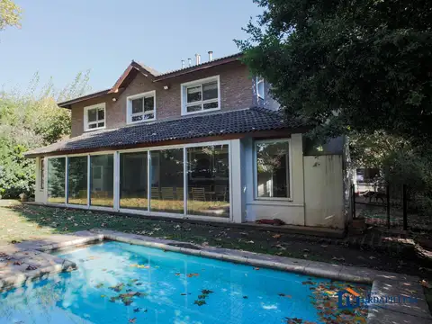 Casa 4 dormitorios con muy buena ubicación central-