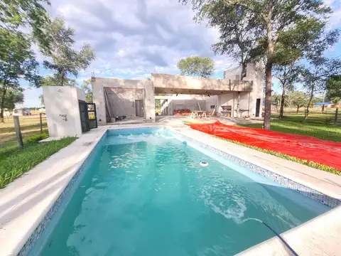 Quincho con pileta y casa a terminar en venta!