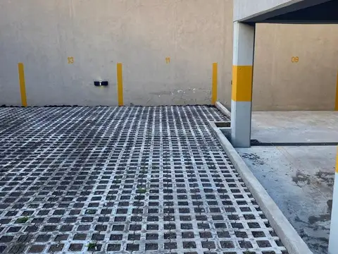 VENTA GUARDA COCHE ITUZAINGÓ CENTRO EDIF CATEGORIA