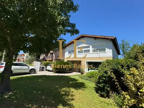 Casa en Venta con 4 cocheras