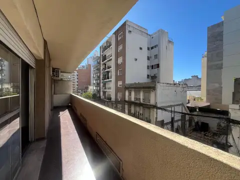 Alquiler - Departamento de 2 dormitorios + Comodín. Piso Exclusivo. Centro , Rosario.