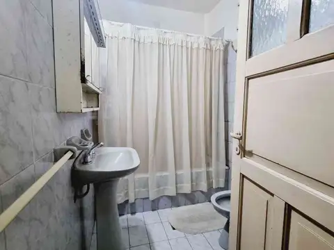 Casa en dos plantas en La Tablada 4 ambientes