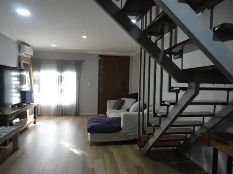 Casa 6 ambientes con 2 baños