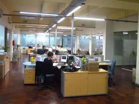 Oficina totalmente equipada y amoblada en Planta Baja, ideal para atención al público.