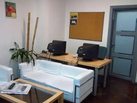 Oficina totalmente equipada y amoblada en Planta Baja, ideal para atención al público.