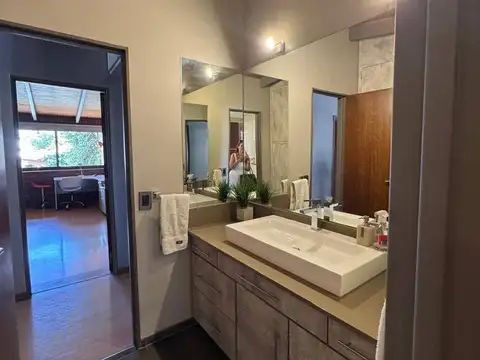 Casa en Venta con 4 cocheras