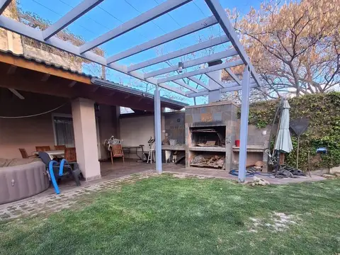 Casa en Venta con 3 cocheras