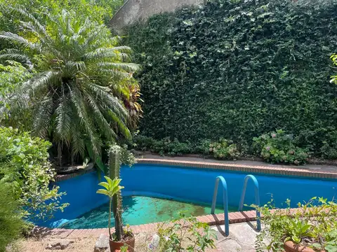 Casa en Alquiler con 3 cocheras