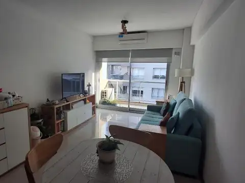 Departamento en venta. Semi piso de 2 ambientes al frente con balcón. Toilette. Dormitorio en suite. Muy Luminoso.