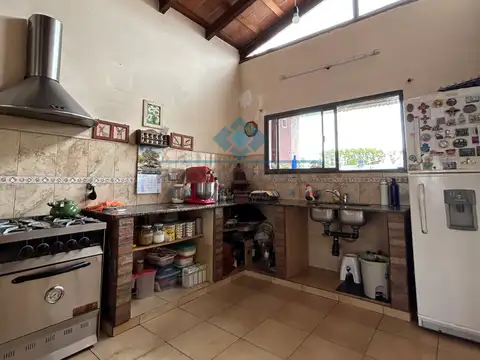   VENTA- CASA 2 DORM+DEPENDENCIA- CON GRAN TERRENO- COLONIA CAROYA