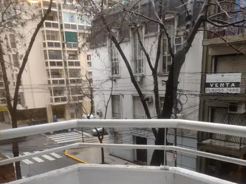 ! Ambiente  Frente Balcón 2 Ventanales a la Calle
