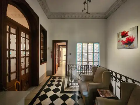 Venta casa en de planta alta con 4 dormitorios dependencias y terraza en Oroño y Urquiza