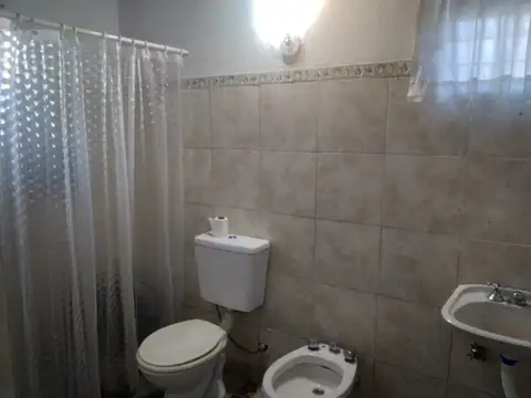 Depto Tipo Casa en Alquiler en Castelar, $ 400.000