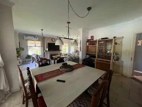 Casa 6 ambientes con 2 baños