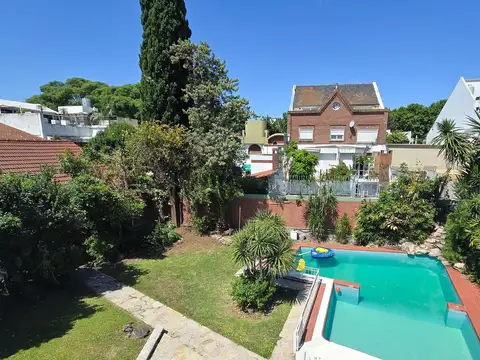 Venta Chalet de 4 Ambientes con Jardín, Piscina, Quincho y Playroom en Versalles - Apto crédito