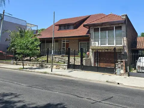 Venta Chalet de 4 Ambientes con Jardín, Piscina, Quincho y Playroom en Versalles - Apto crédito