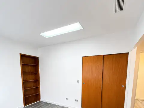 Dueño alquila depto. 5 amb. 1 baño, 2 toilette. Remodelado a nuevo. Destino múltiple, apto profesional y comercial. Ubicación inmejorable, con vista a Av. Corrientes en frente del Teatro San Martín, Expensas bajas.
