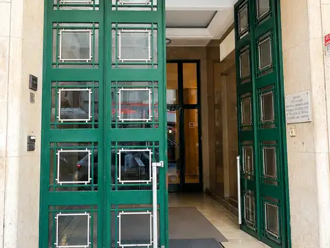 Dueño alquila depto. 5 amb. 1 baño, 2 toilette. Remodelado a nuevo. Destino múltiple, apto profesional y comercial. Ubicación inmejorable, con vista a Av. Corrientes en frente del Teatro San Martín, Expensas bajas.