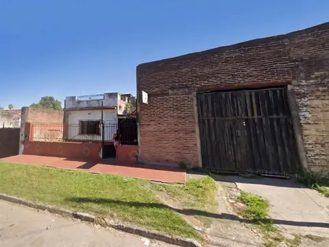 Galpón de 224 m2 + casa a restaurar en terreno de 446 m2, Bolívar al 2300, a mts. de Av. Colón, SMT