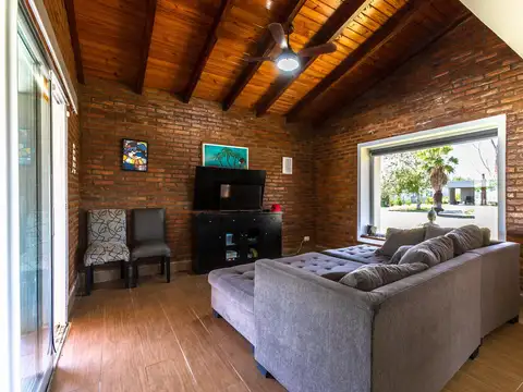 EN VENTA- CASA TRES DORMITORIOS CON PILETA - PUERTO ROLDAN.