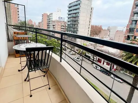 VENTA - MONOAMBIENTE AMOBLADO CON BALCÓN Y COCHERA - LOURDES