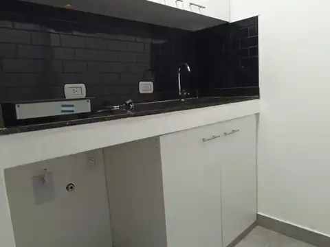 EN VENTA MONOAMBIENTE ROGER PLANTA BAJA COCHERA MACROCENTRO
