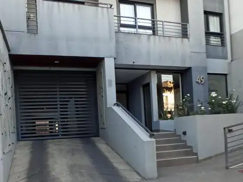 EN VENTA MONOAMBIENTE ROGER PLANTA BAJA COCHERA MACROCENTRO