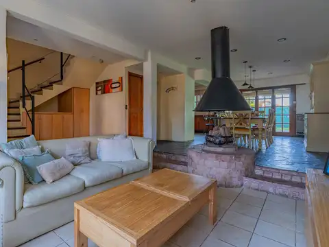 Casa 4 ambientes con 2 baños