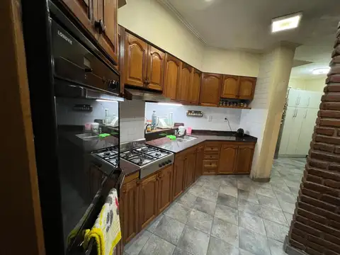 Casa 6 ambientes con 2 baños