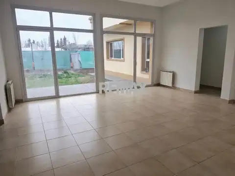 Casa en Venta en General Fernández Oro, USD 200.000