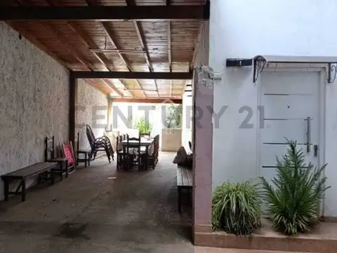 Casa 5 ambientes con 2 baños