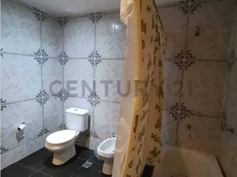 VENTA CASA DE 2 PLANTAS CON GRAN GALERIA, PARRILLA Y PISCINA EN TORTUGUITAS