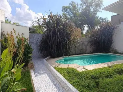 VENTA CASA DE 2 PLANTAS (150 MT CUBIERTOS) en BARRIO EL RINCON - TORTUGUITAS
