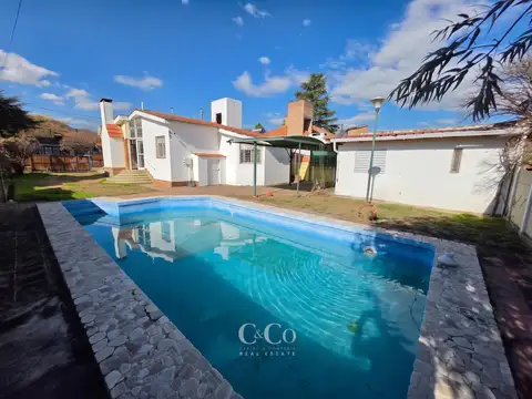 Casa En Venta De 2 Dormitorios y Pileta Apta Crédito En Playas De Oro - Villa Carlos Paz
