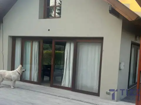 Casa 5 ambientes con 4 baños