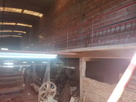 GALPÓN CON ENTREPISO Y JARDÍN AL FONDO EN VENTA EN BERAZATEGUI