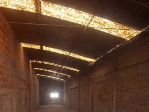 GALPÓN CON ENTREPISO Y JARDÍN AL FONDO EN VENTA EN BERAZATEGUI