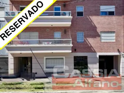 DEPARTAMENTO MONO AMBIENTE SUPER AMPLIO Y LUMINOSO CON BALCON Y COCHERA