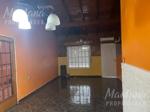 Casa en Alquiler con 2 cocheras
