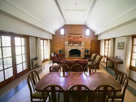 Casa 7 ambientes con 2 baños