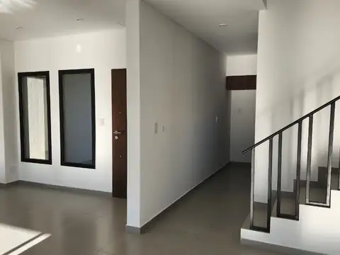 Casa en Alquiler con 2 cocheras
